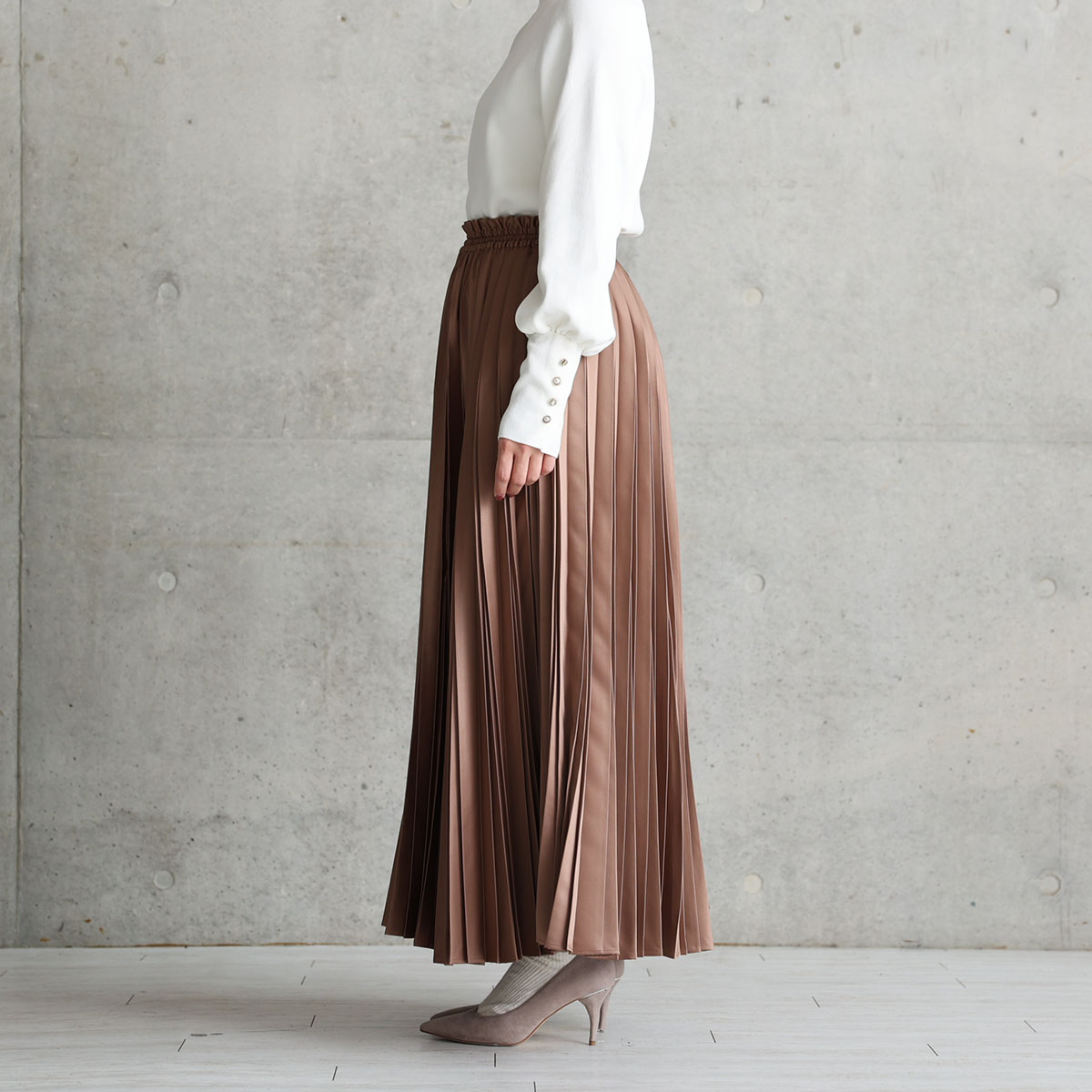 『Function satin pleats』 long skirt CAMELの画像