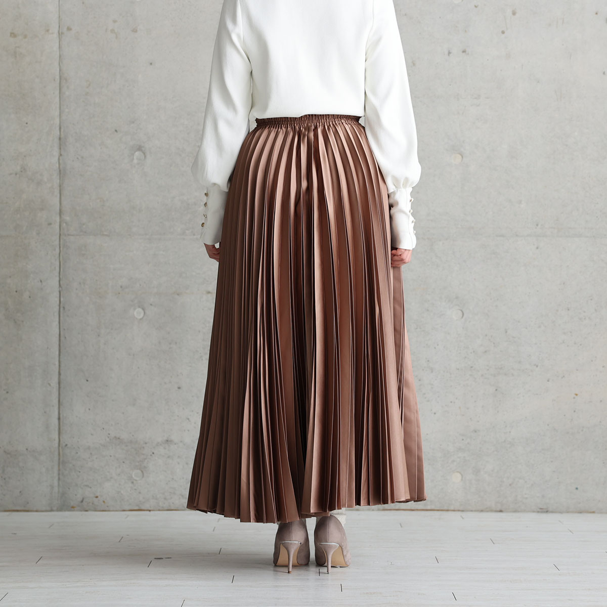 『Function satin pleats』 long skirt CAMELの画像