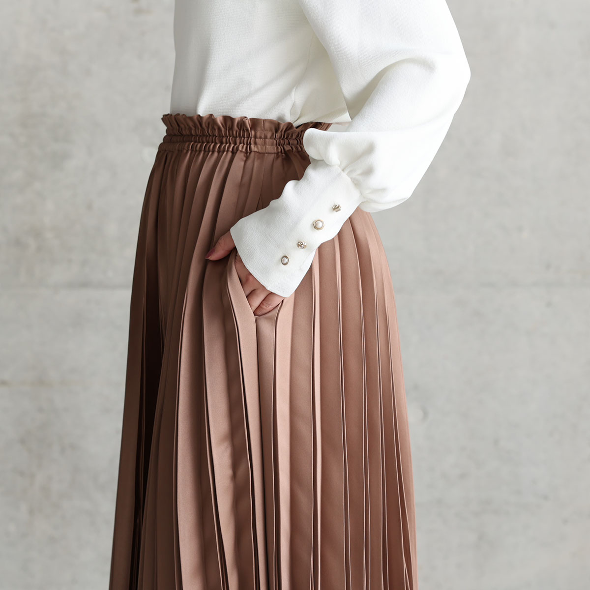 『Function satin pleats』 long skirt CAMELの画像