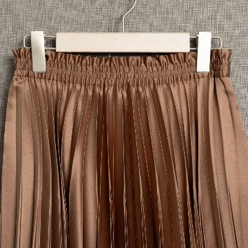 『Function satin pleats』 long skirt CAMELの画像