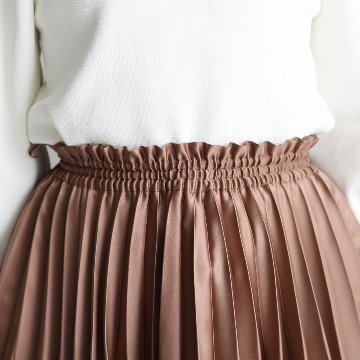 『Function satin pleats』 long skirt CAMELの画像