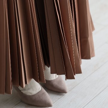 『Function satin pleats』 long skirt CAMELの画像