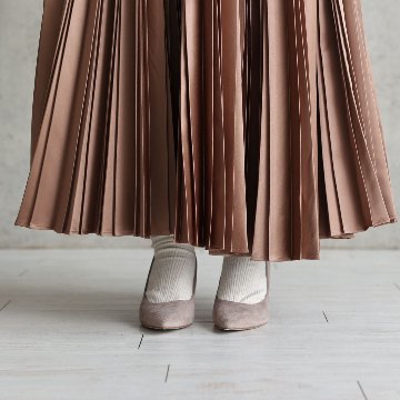 『Function satin pleats』 long skirt CAMELの画像