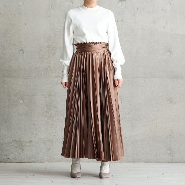 『Function satin pleats』 long skirt CAMELの画像