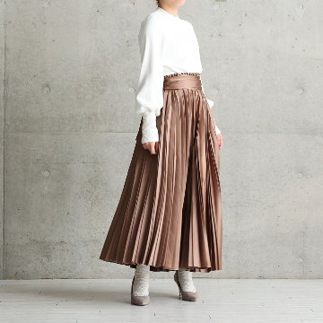 『Function satin pleats』 long skirt CAMELの画像