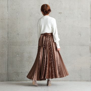 『Function satin pleats』 long skirt CAMELの画像