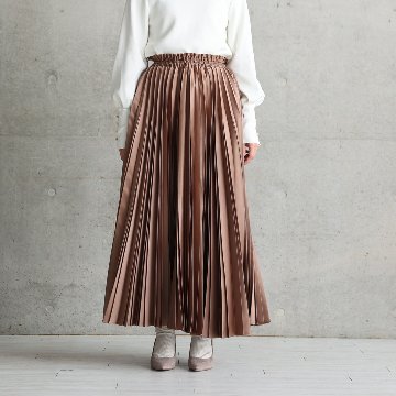 『Function satin pleats』 long skirt CAMELの画像