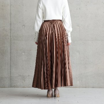 『Function satin pleats』 long skirt CAMELの画像