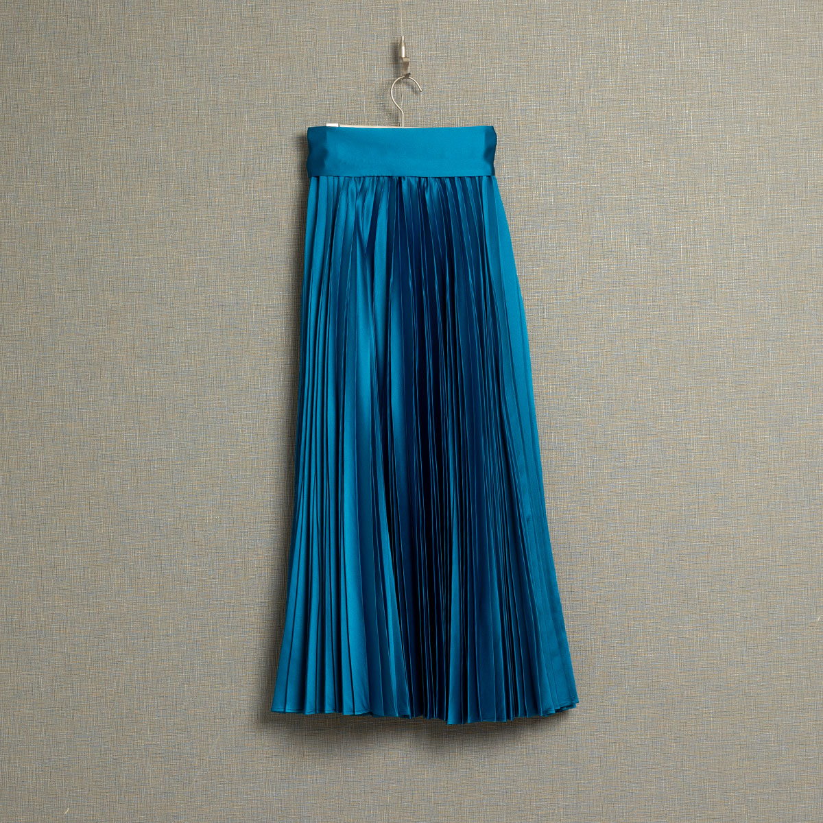 『Function satin pleats』 long skirt BLUEの画像