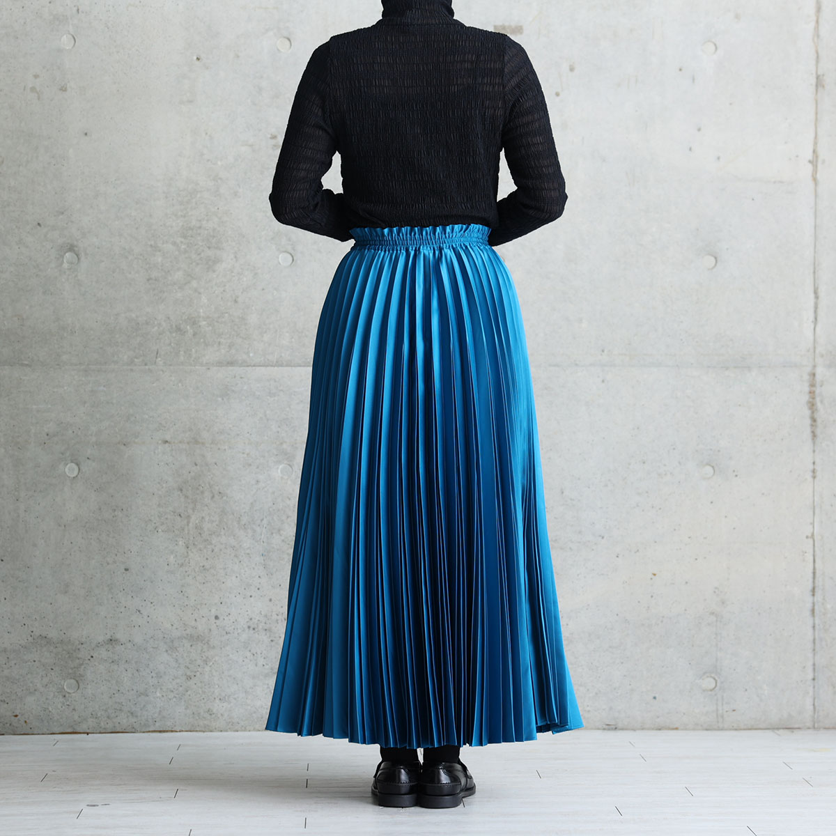 『Function satin pleats』 long skirt BLUEの画像