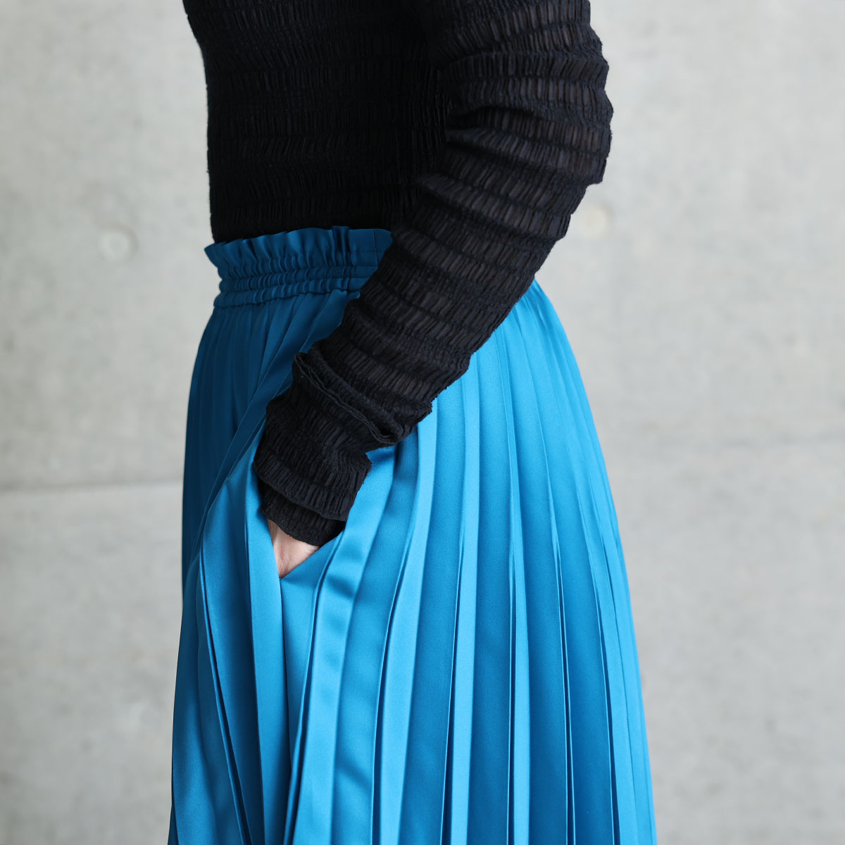 『Function satin pleats』 long skirt BLUEの画像