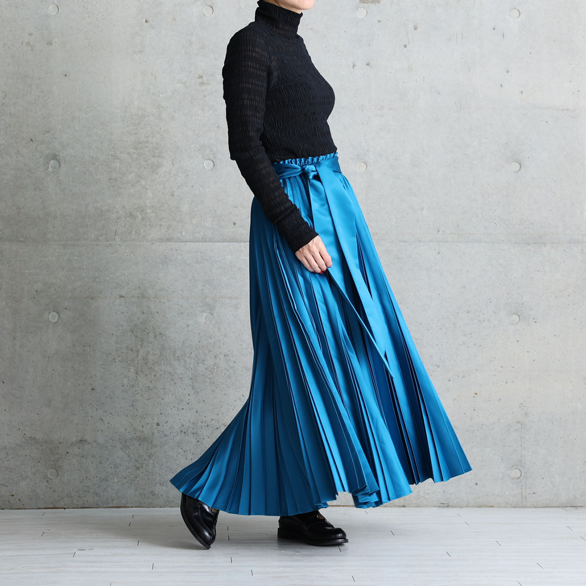 『Function satin pleats』 long skirt BLUEの画像