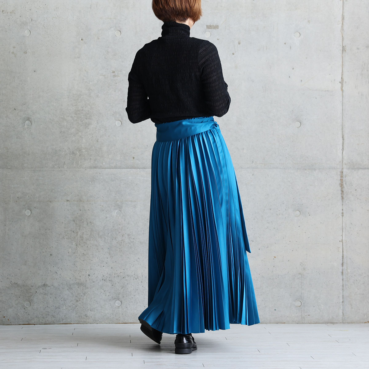 『Function satin pleats』 long skirt BLUEの画像