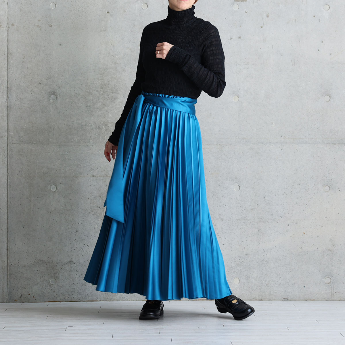 『Function satin pleats』 long skirt BLUEの画像