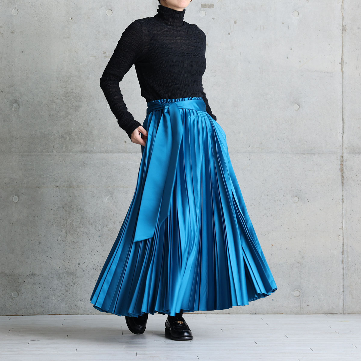 『Function satin pleats』 long skirt BLUEの画像