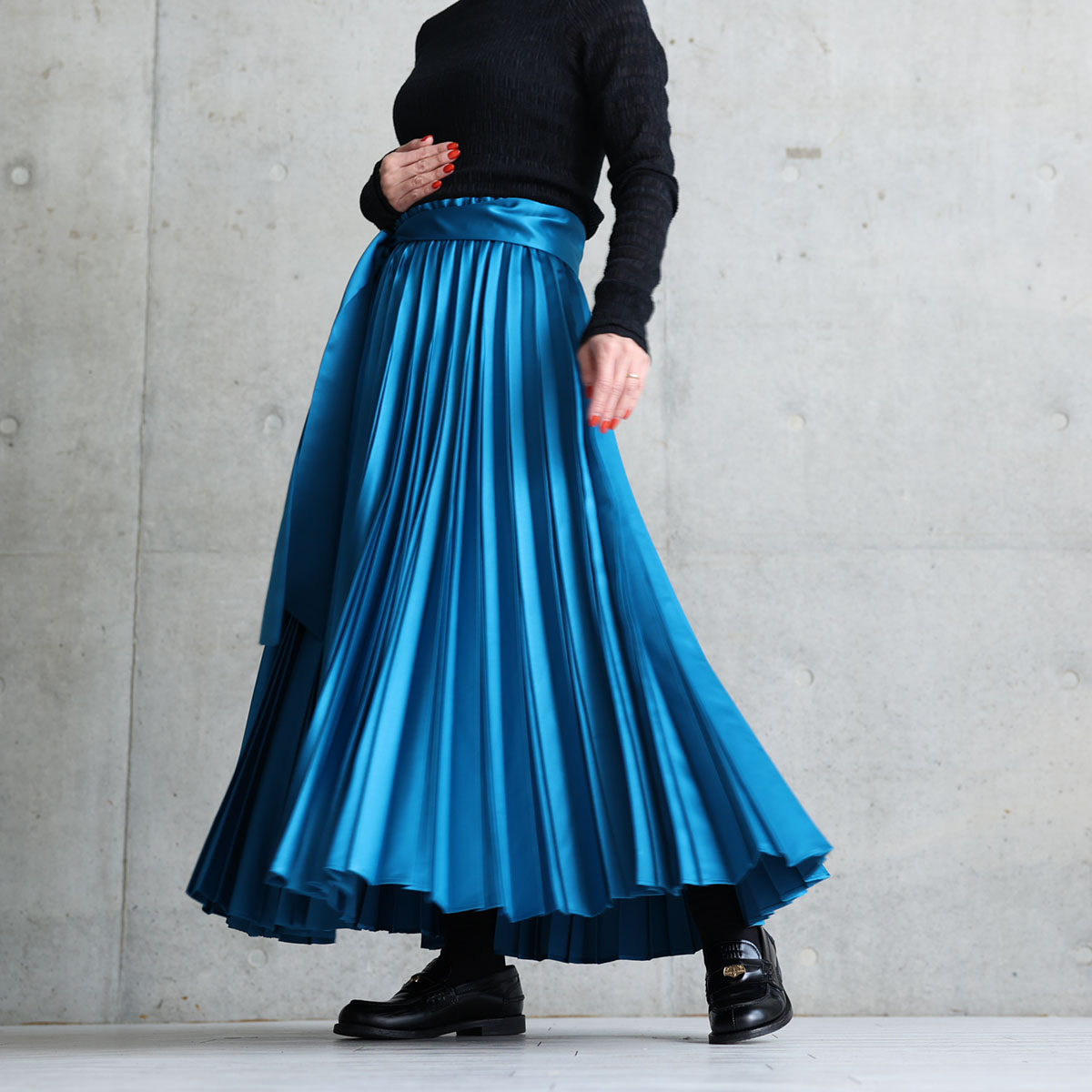 『Function satin pleats』 long skirt BLUEの画像