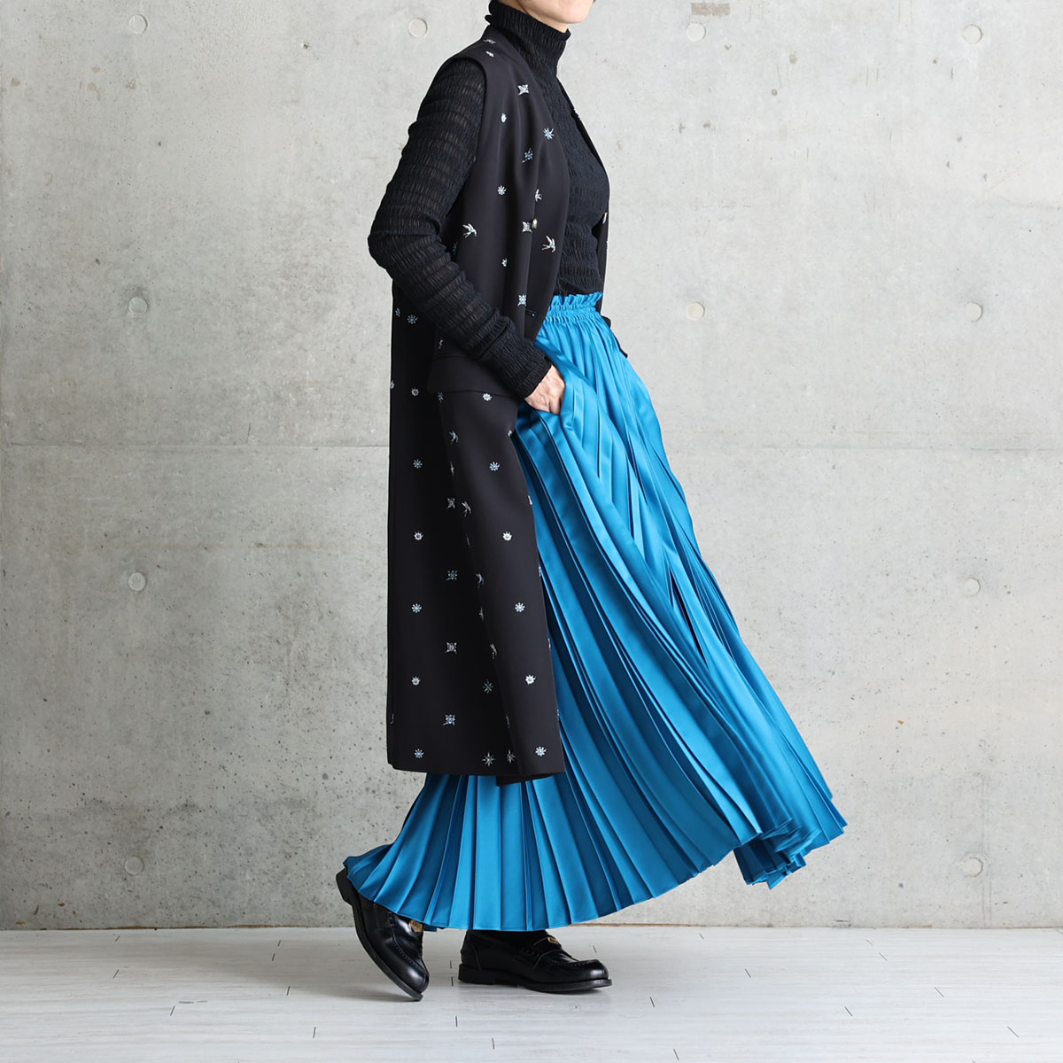 『Function satin pleats』 long skirt BLUEの画像