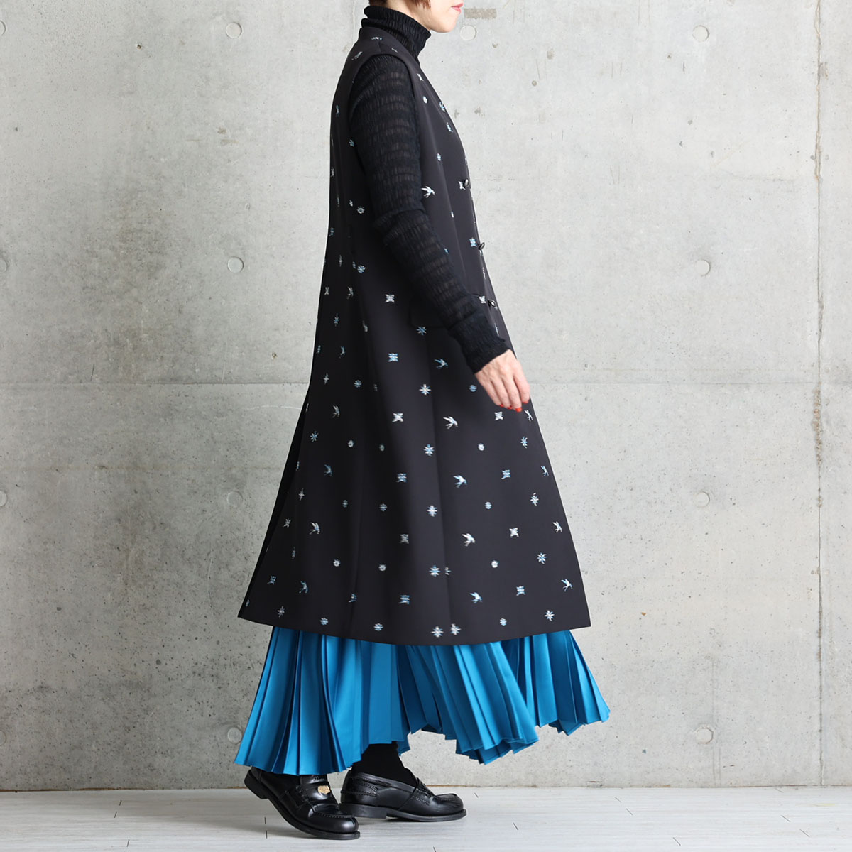 『Function satin pleats』 long skirt BLUEの画像