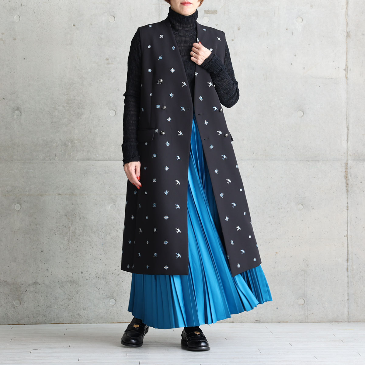 『Function satin pleats』 long skirt BLUEの画像