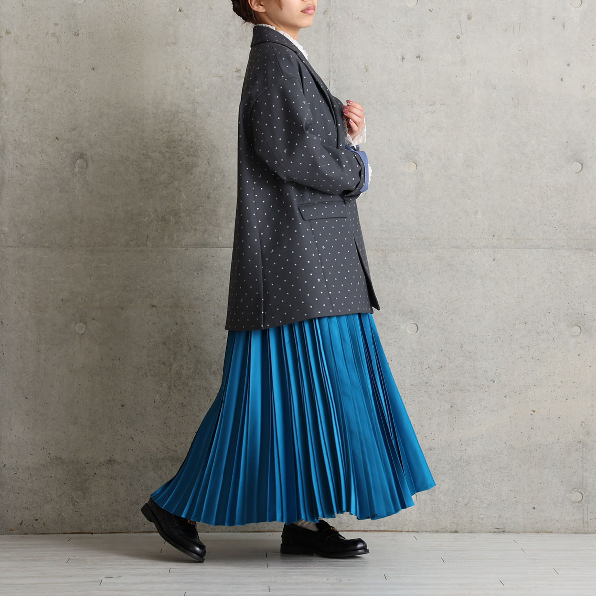 『Function satin pleats』 long skirt BLUEの画像