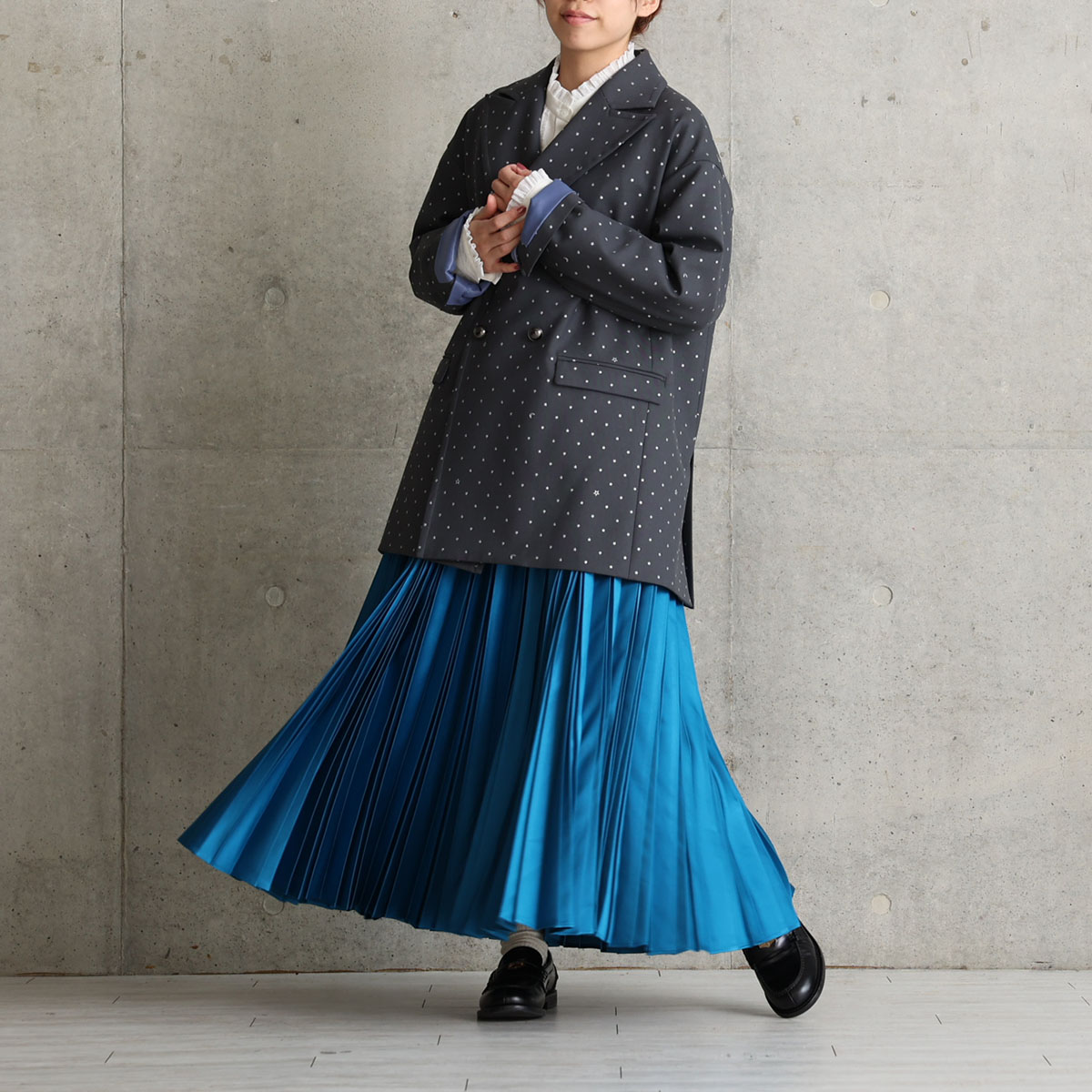 『Function satin pleats』 long skirt BLUEの画像