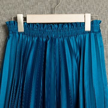 『Function satin pleats』 long skirt BLUEの画像