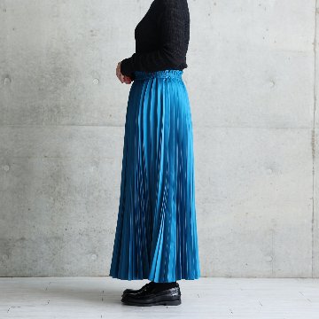 『Function satin pleats』 long skirt BLUEの画像