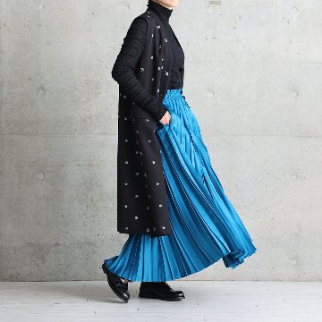 『Function satin pleats』 long skirt BLUEの画像