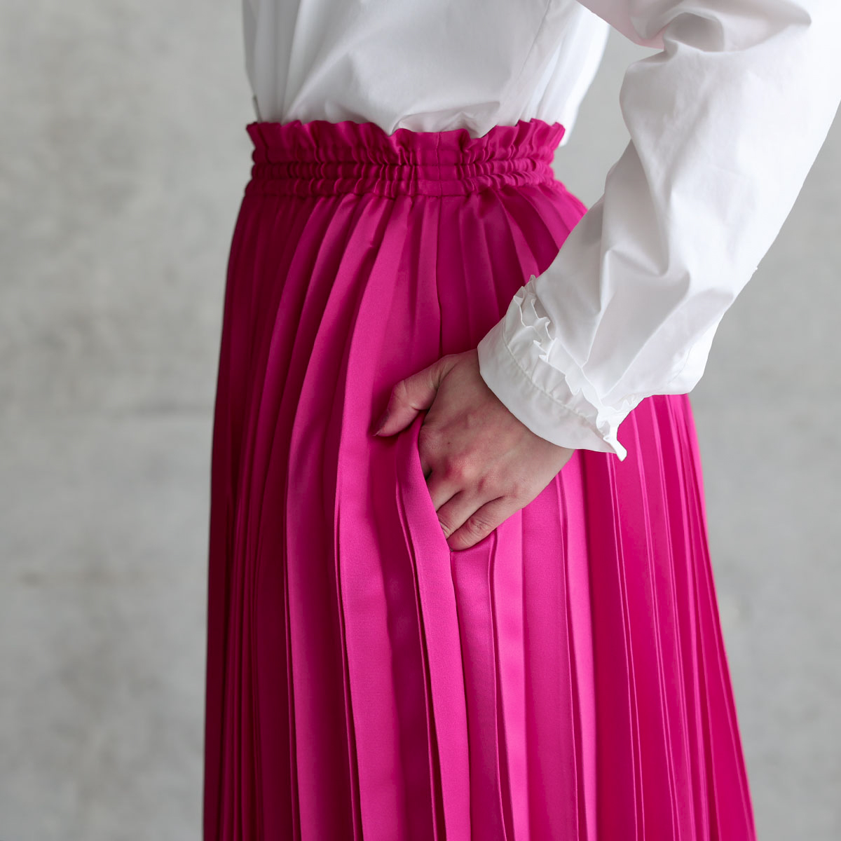 『Function satin pleats』 long skirt PINKの画像