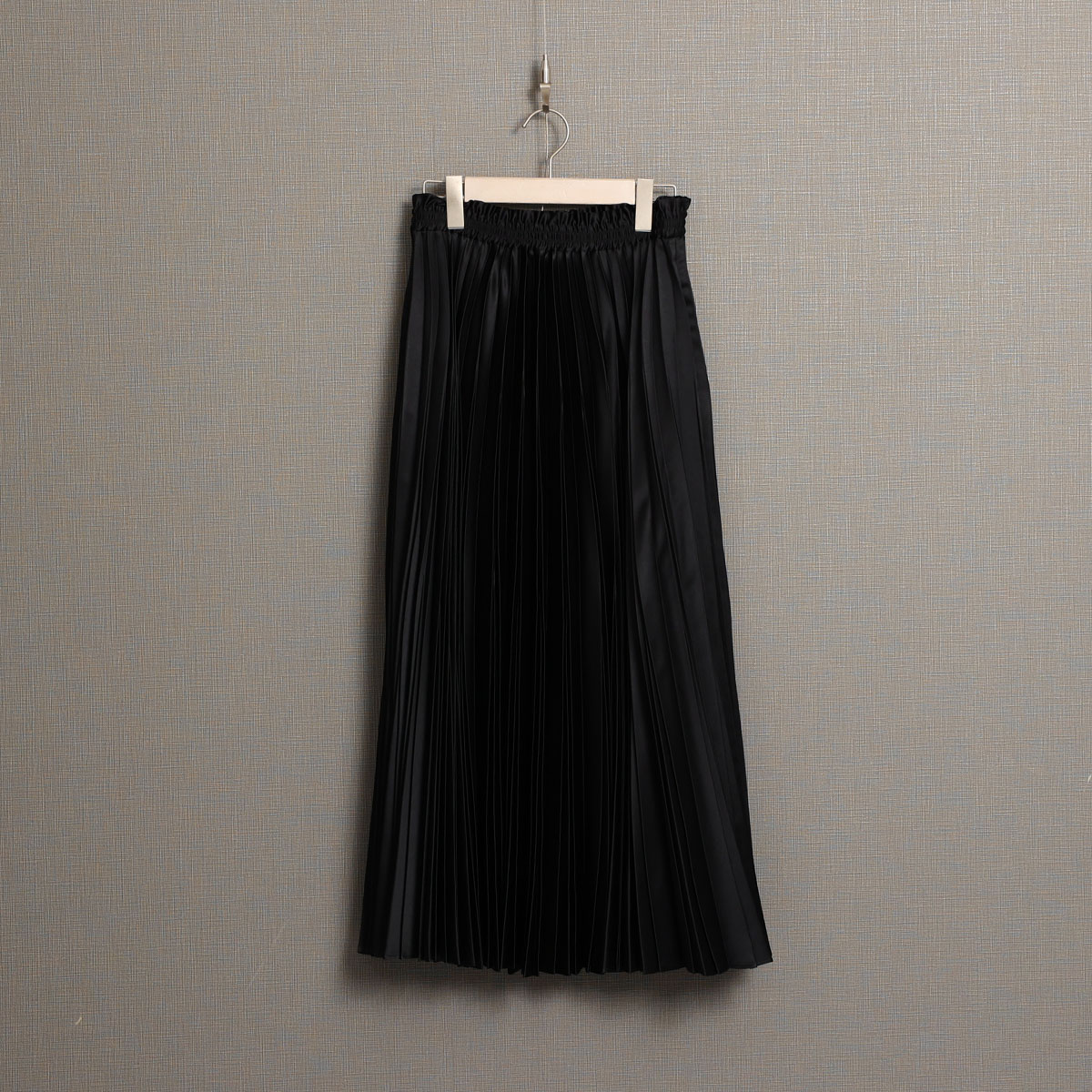 『Function satin pleats』 long skirt BLACKの画像