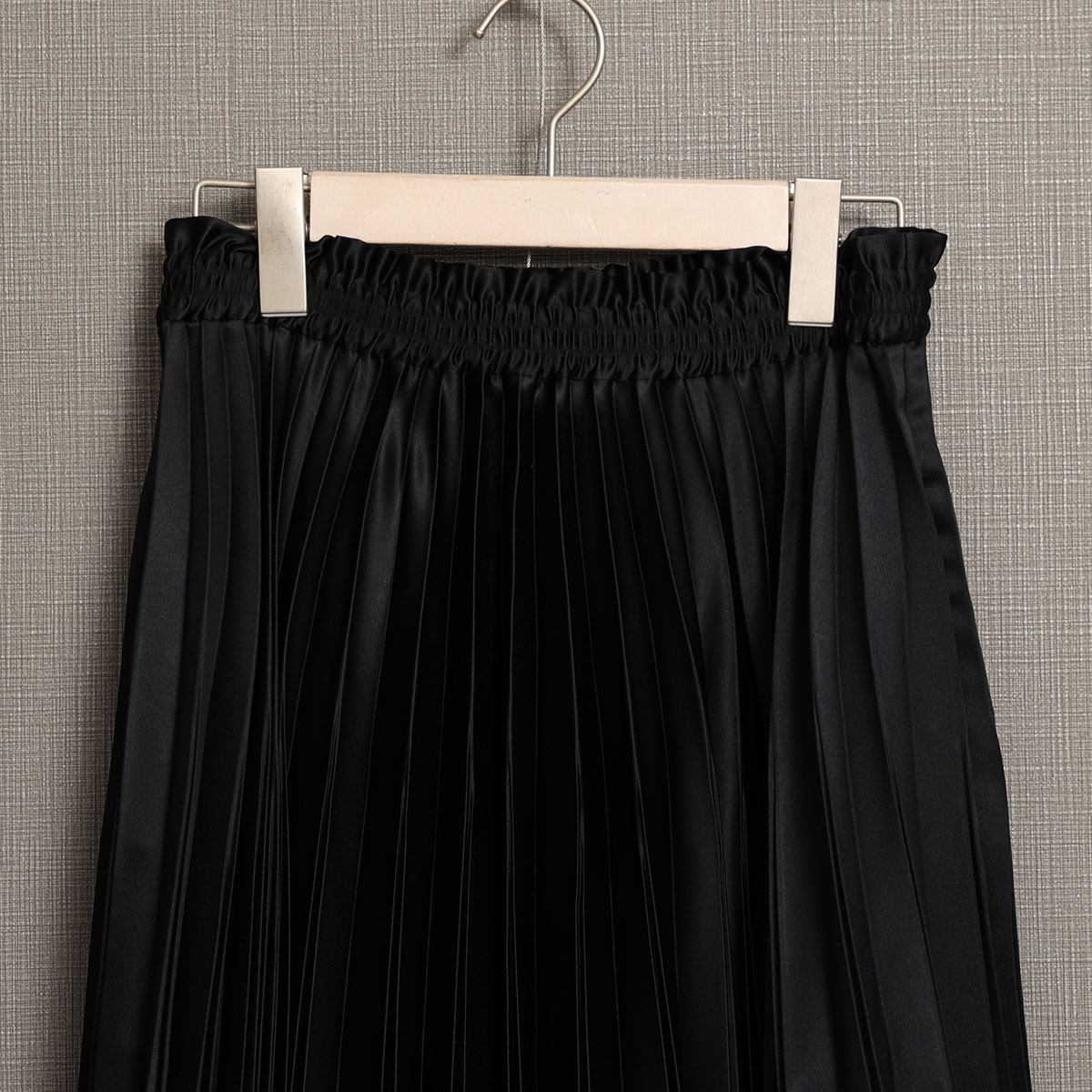 『Function satin pleats』 long skirt BLACKの画像