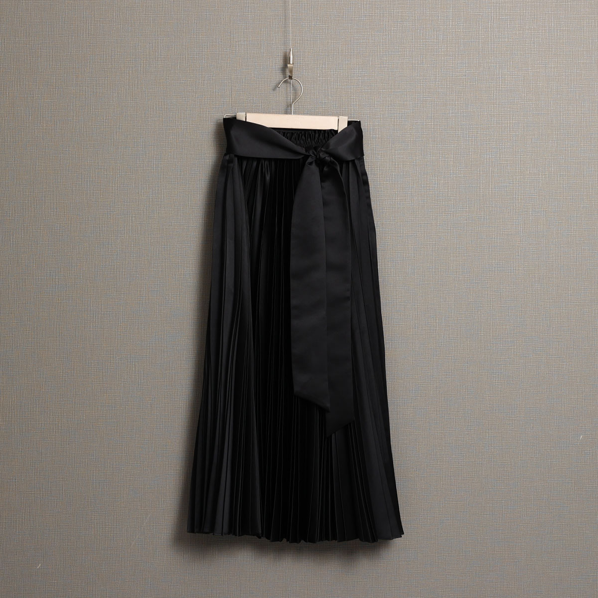 『Function satin pleats』 long skirt BLACKの画像