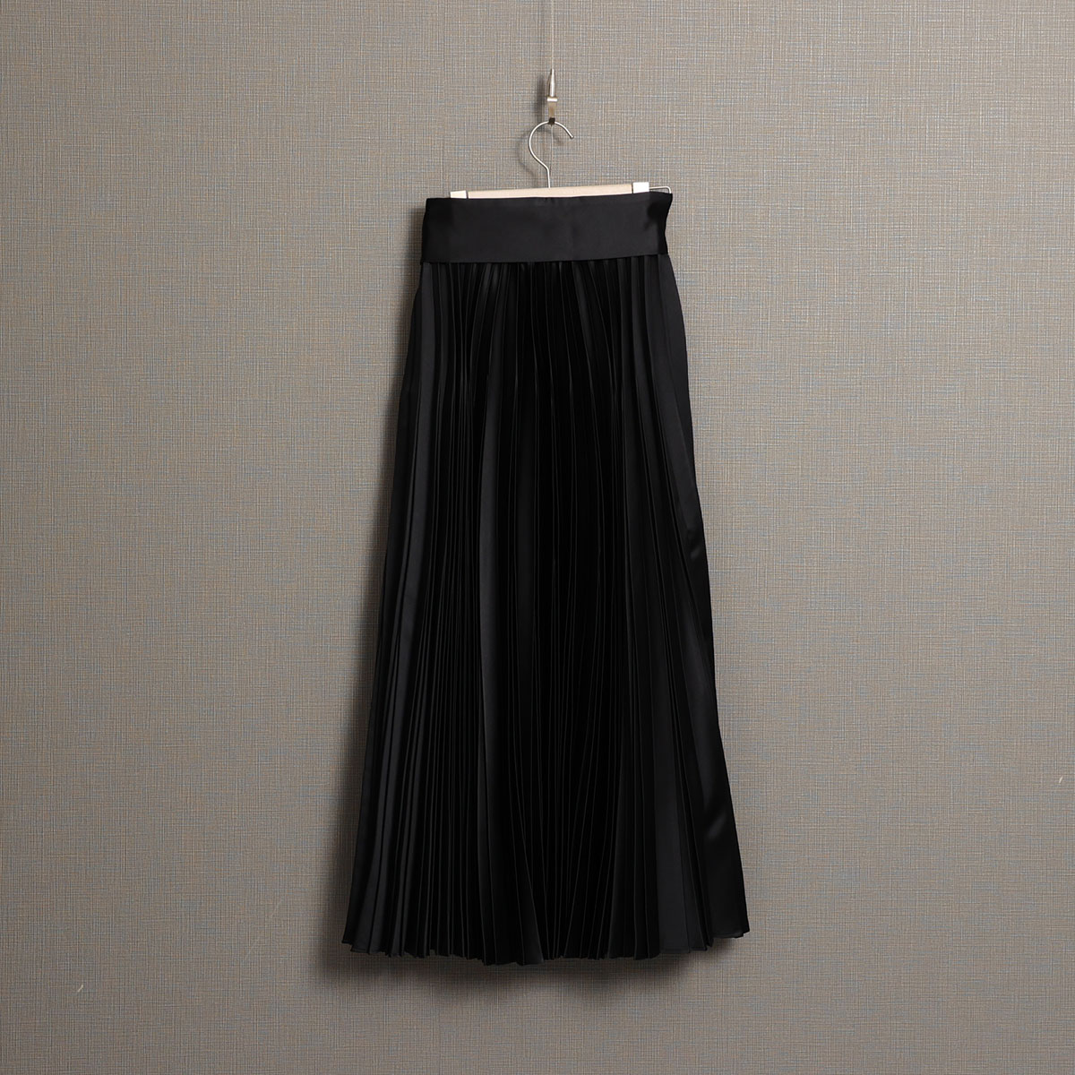 『Function satin pleats』 long skirt BLACKの画像