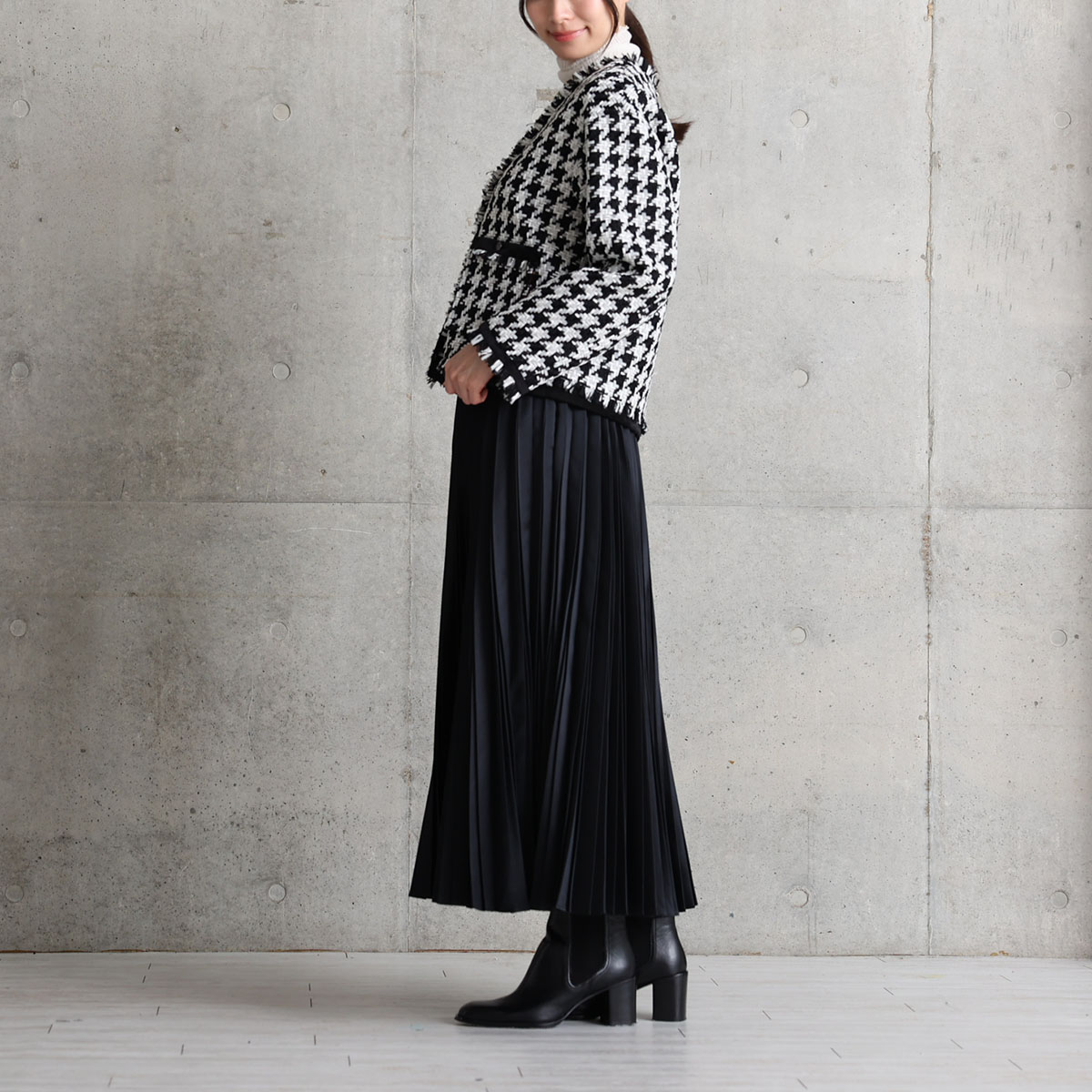 『Function satin pleats』 long skirt BLACKの画像