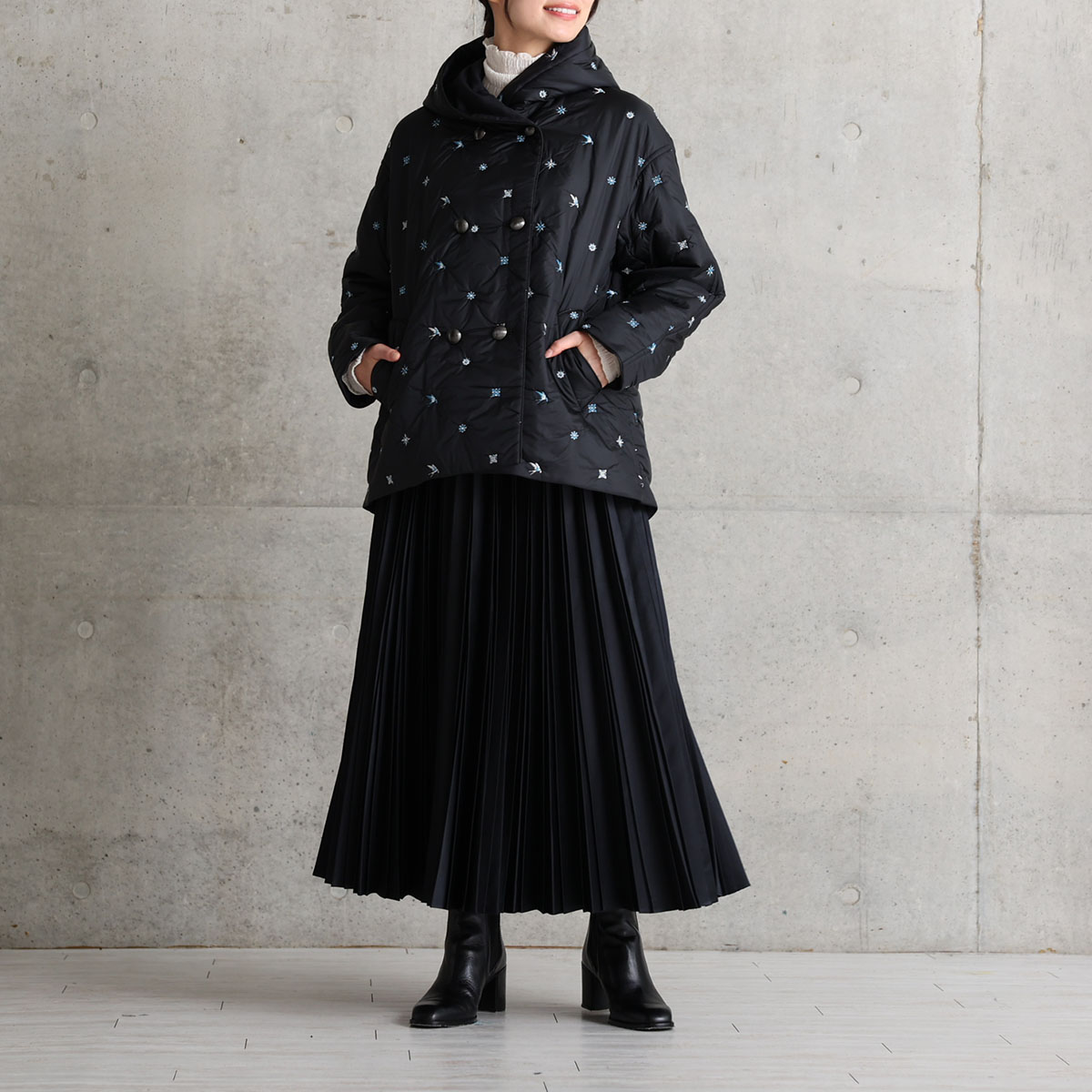 『Function satin pleats』 long skirt BLACKの画像