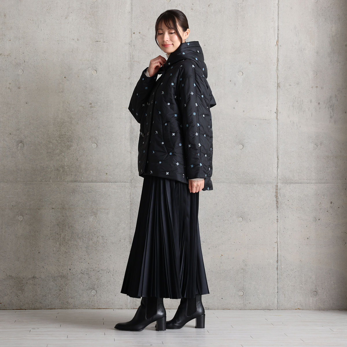 『Function satin pleats』 long skirt BLACKの画像