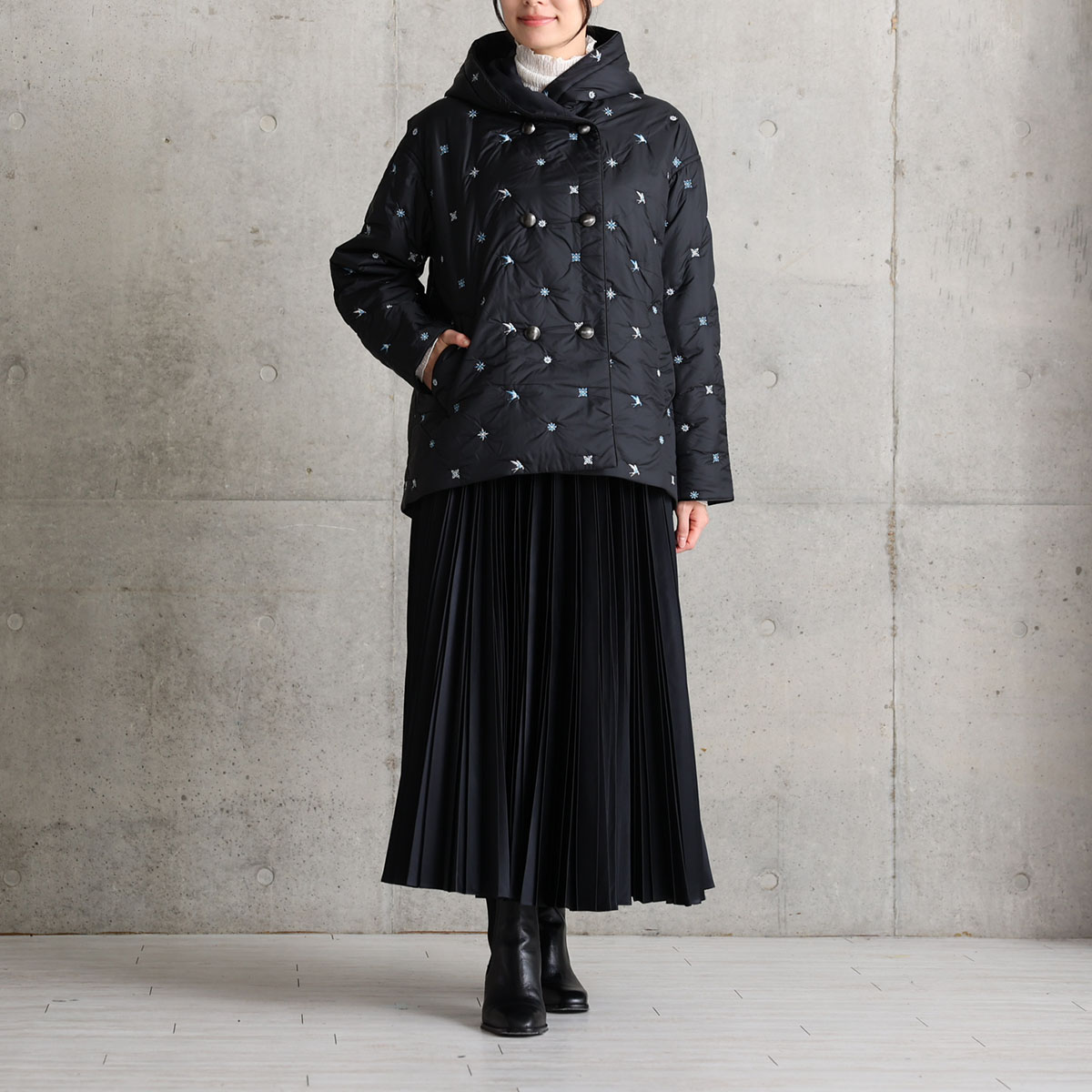 『Function satin pleats』 long skirt BLACKの画像