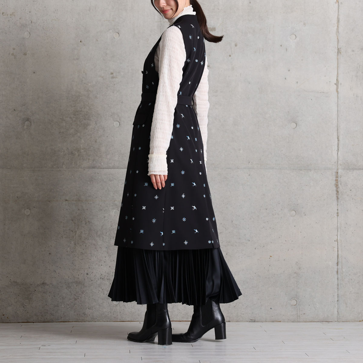 『Function satin pleats』 long skirt BLACKの画像