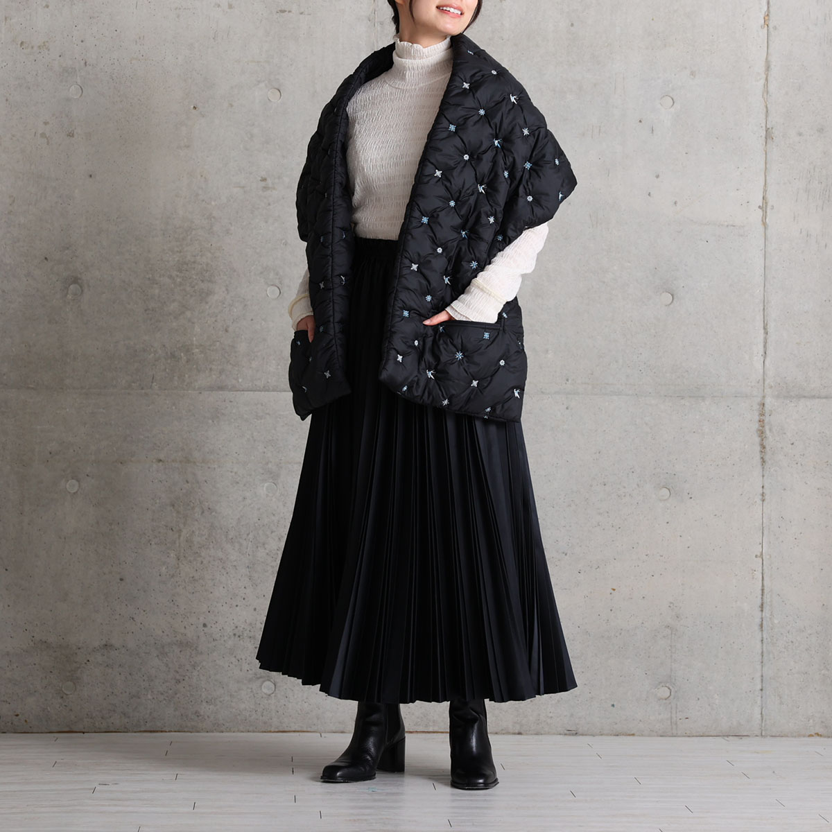 『Function satin pleats』 long skirt BLACKの画像