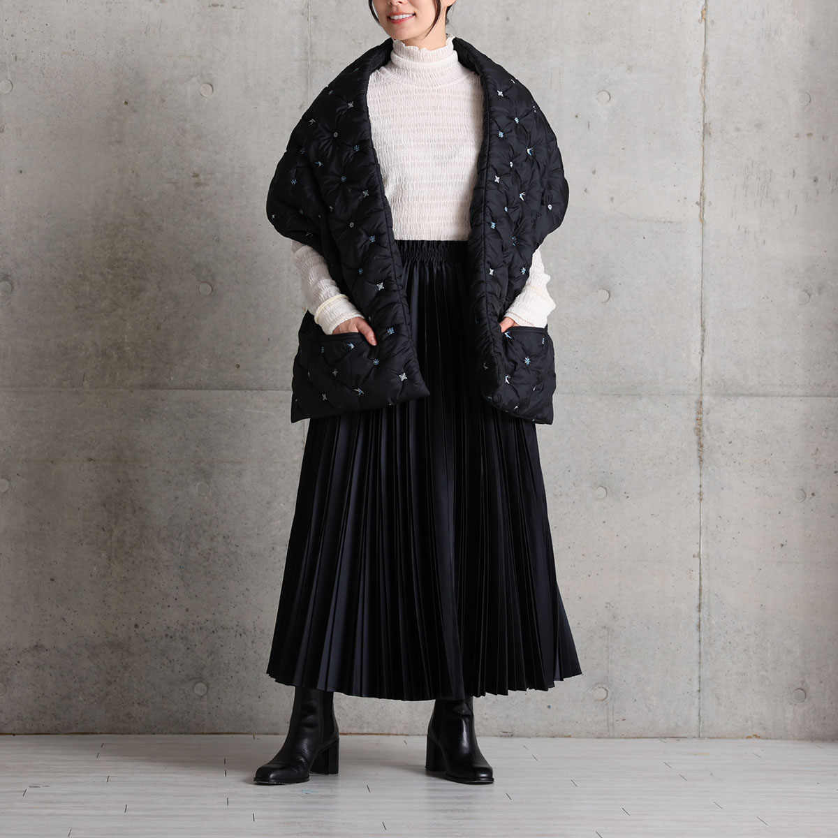 『Function satin pleats』 long skirt BLACKの画像