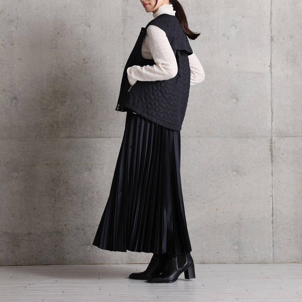 『Function satin pleats』 long skirt BLACKの画像