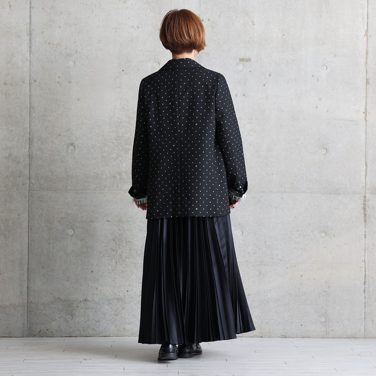 『Function satin pleats』 long skirt BLACKの画像