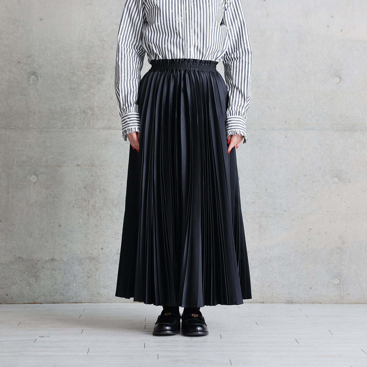 『Function satin pleats』 long skirt BLACKの画像