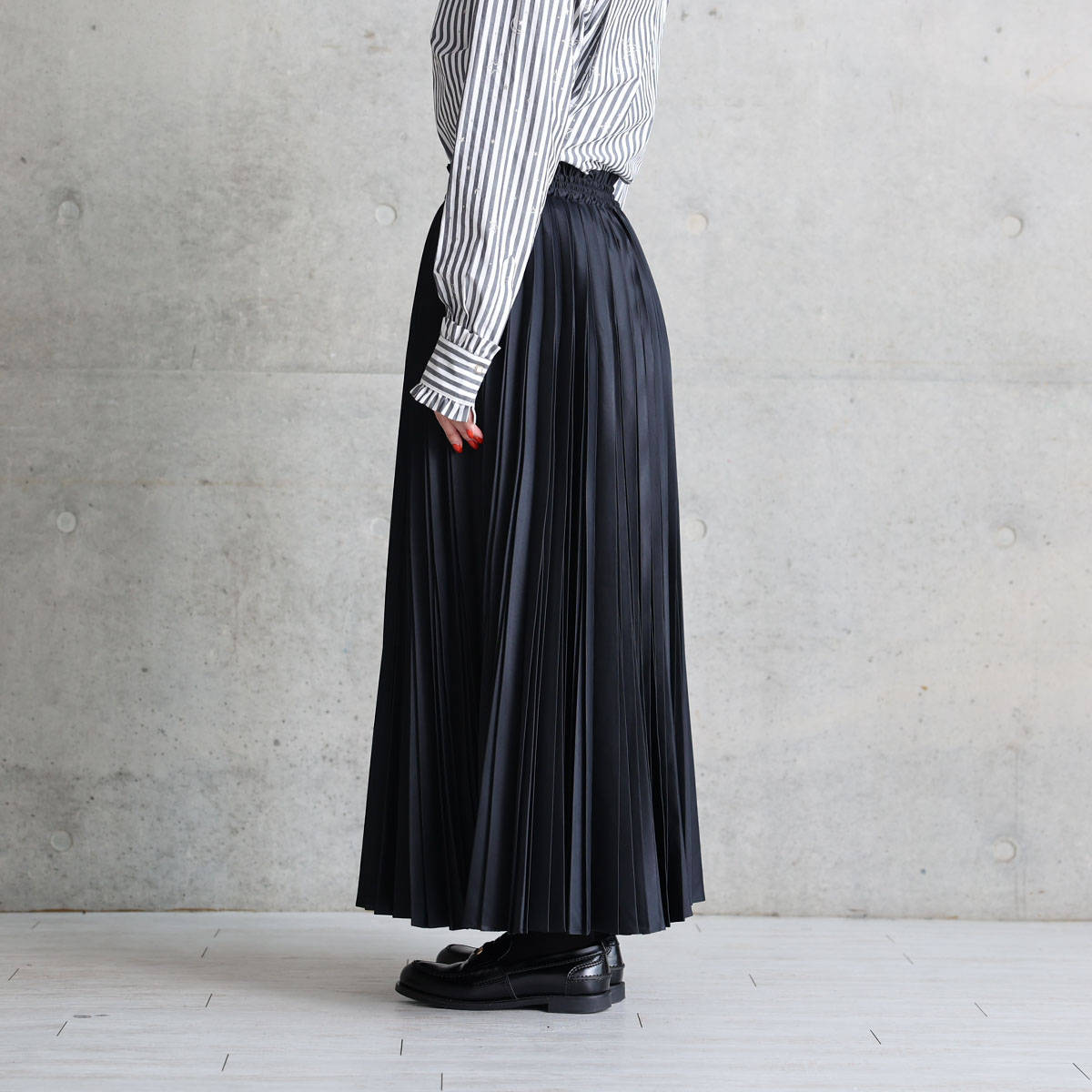 『Function satin pleats』 long skirt BLACKの画像