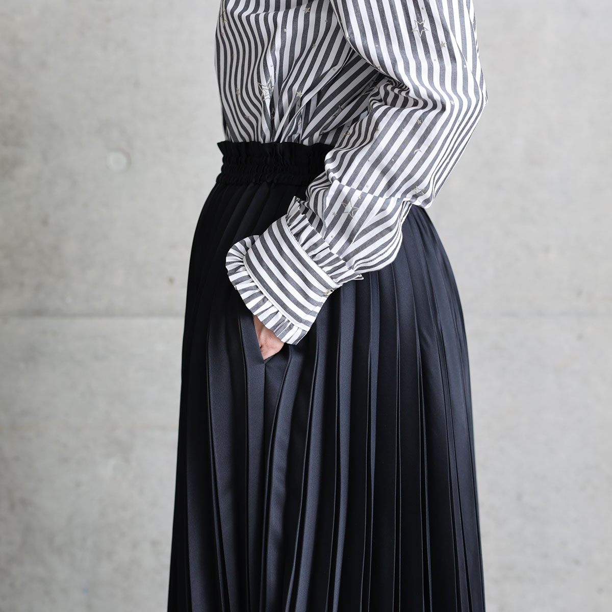 『Function satin pleats』 long skirt BLACKの画像