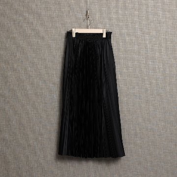 『Function satin pleats』 long skirt BLACKの画像