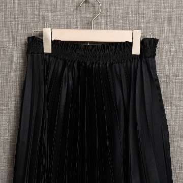 『Function satin pleats』 long skirt BLACKの画像