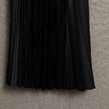 『Function satin pleats』 long skirt BLACKの画像