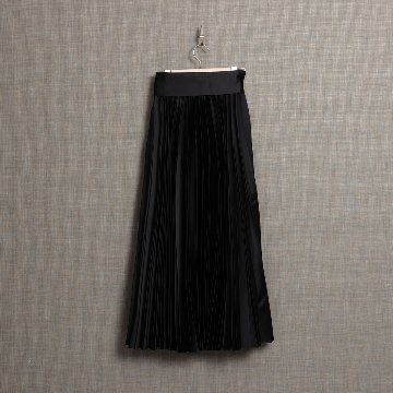 『Function satin pleats』 long skirt BLACKの画像