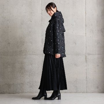 『Function satin pleats』 long skirt BLACKの画像